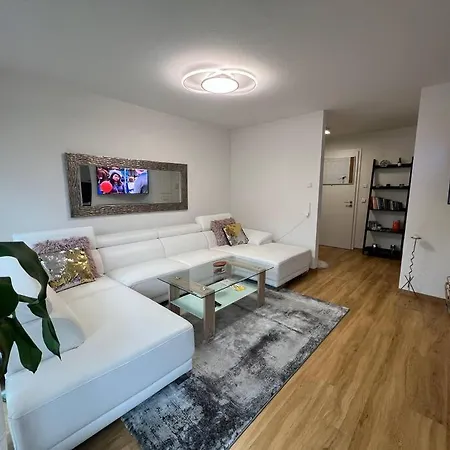 *holiday Apartment* Mit Balkon شقة ريوتلنجن